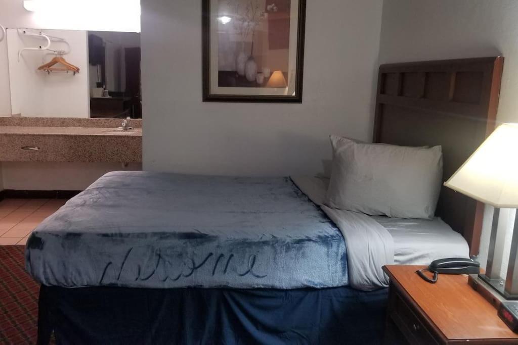 Hotel King Bed Hotel Room 120 Booking Stillwater Bagian luar foto