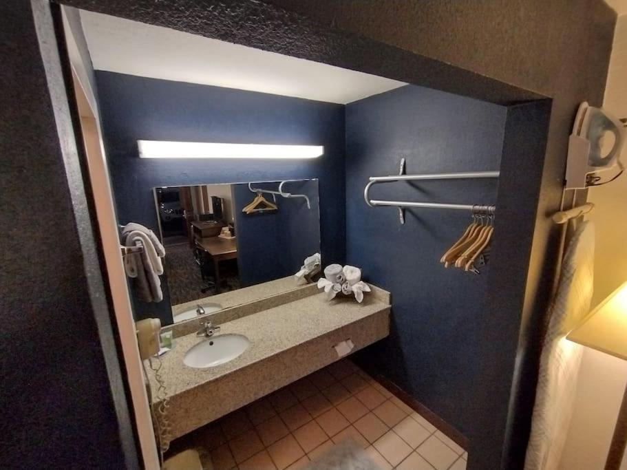Hotel King Bed Hotel Room 120 Booking Stillwater Bagian luar foto